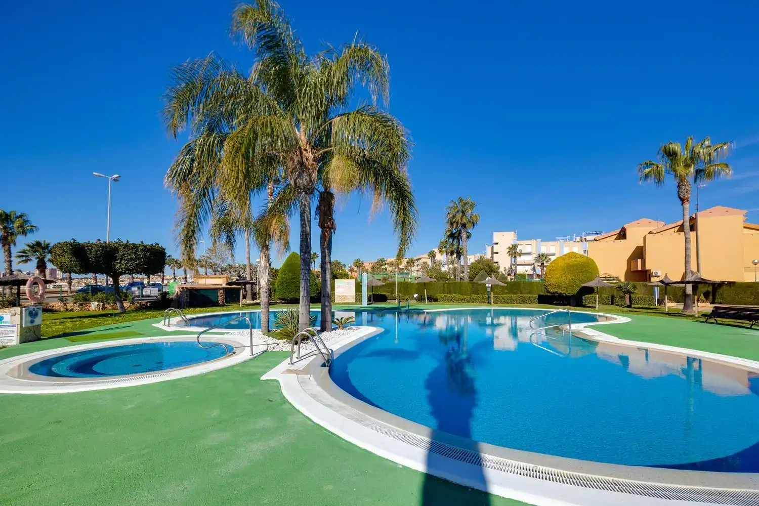 Piscina de Piso en venta en Orihuela con Aire acondicionado, Calefacción y Amueblado