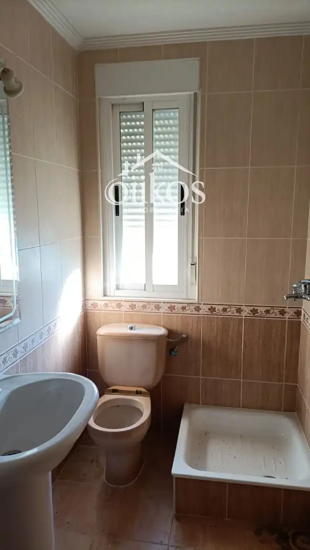 Bathroom of Houses for sale in Calvarrasa de Arriba