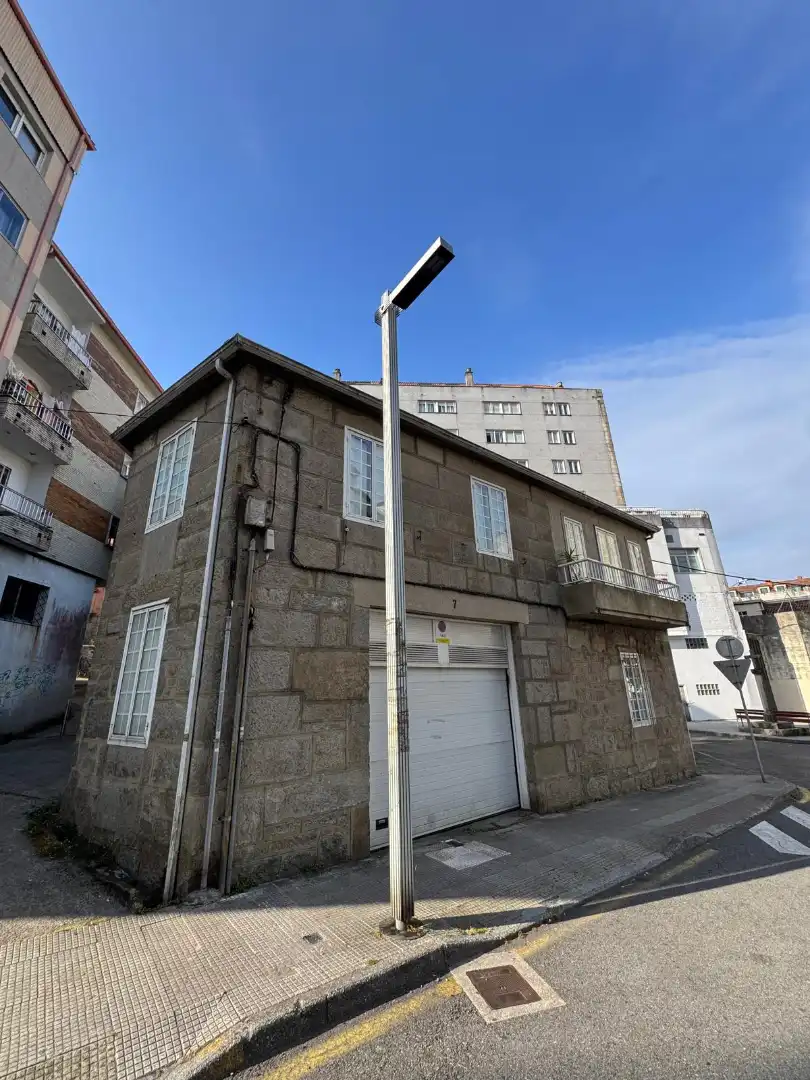 Vista exterior de Casa o xalet en venda en Pontevedra Capital  amb Jardí privat, Traster i Moblat