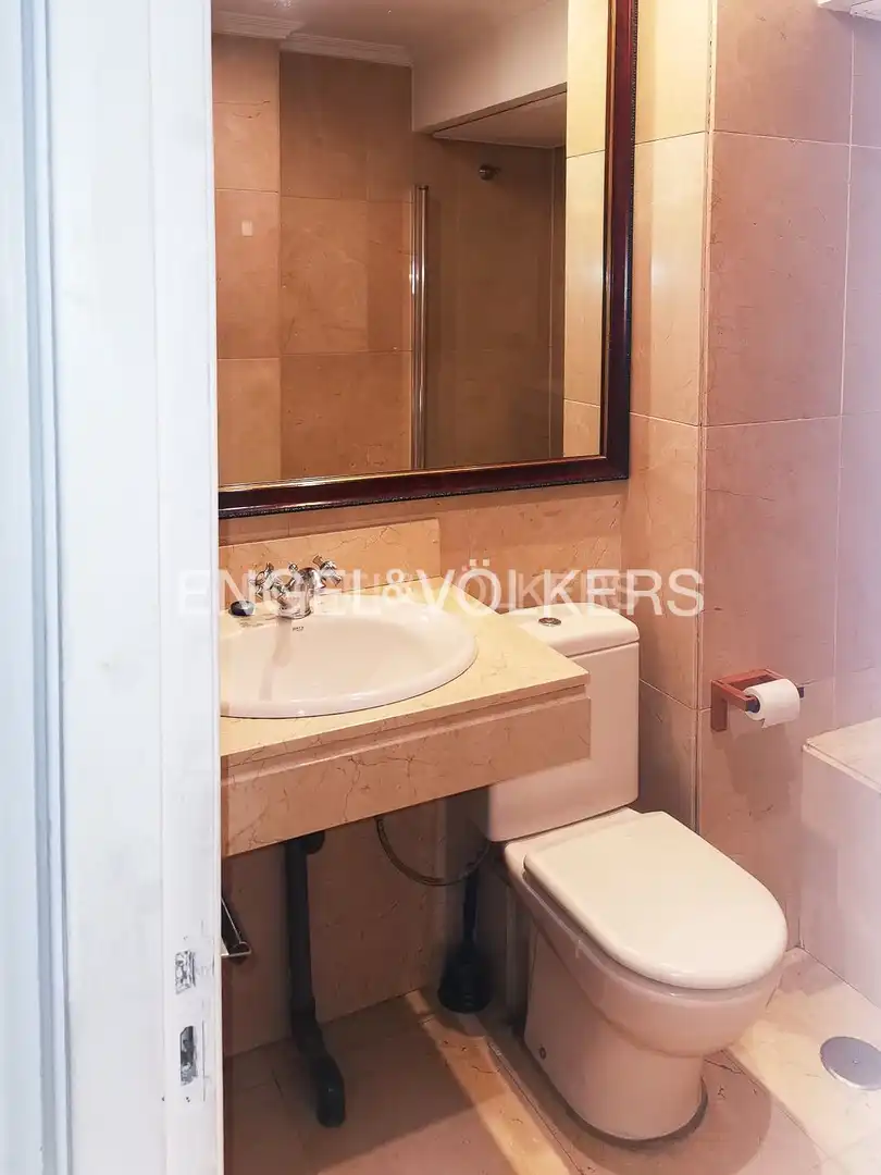 Bathroom of Flat for rent in Madrid  with Air Conditioner, Heating and Private garden