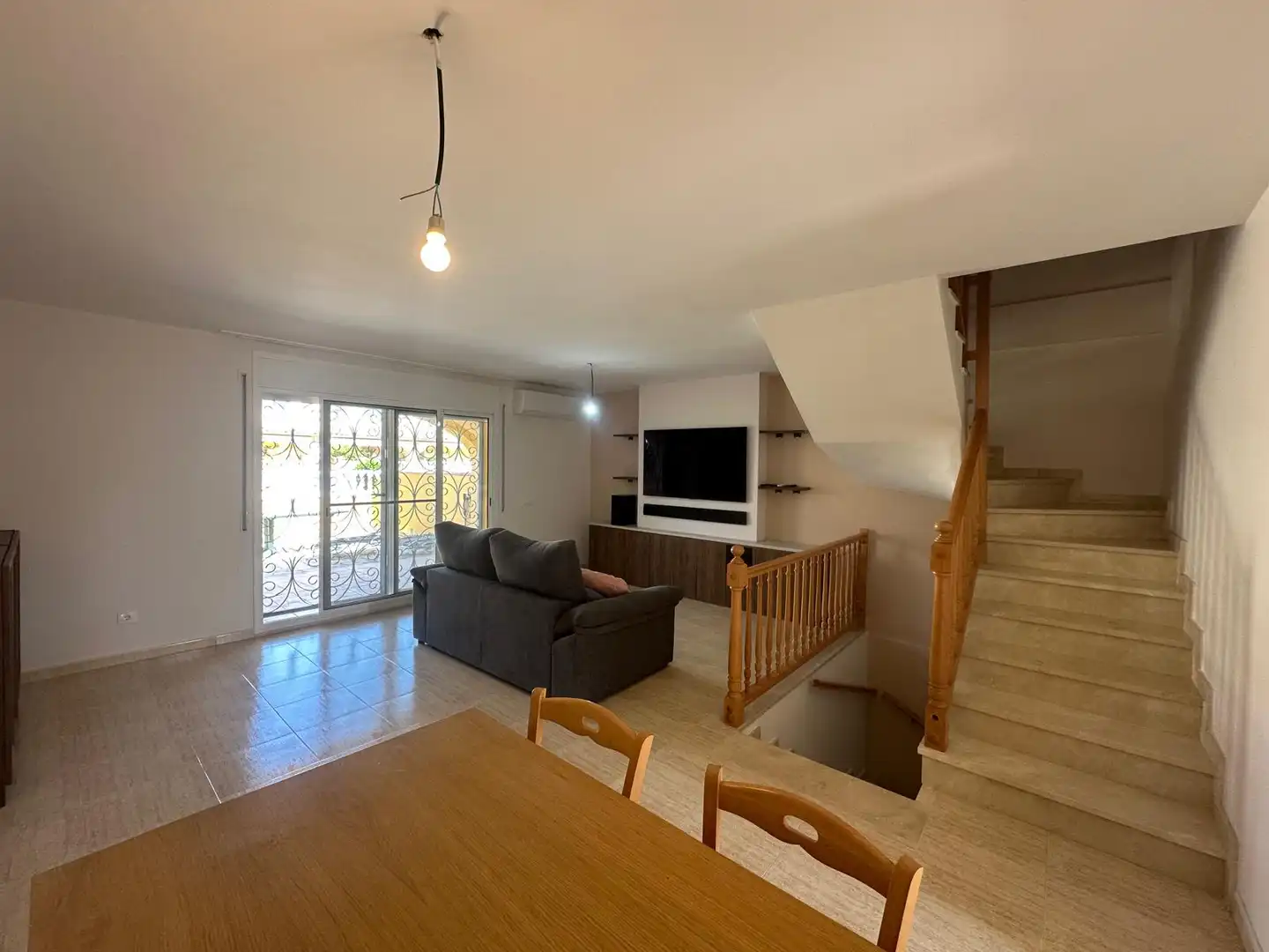 Sala d'estar de Casa adosada en venda en Mont-roig del Camp amb Aire condicionat, Terrassa i Moblat