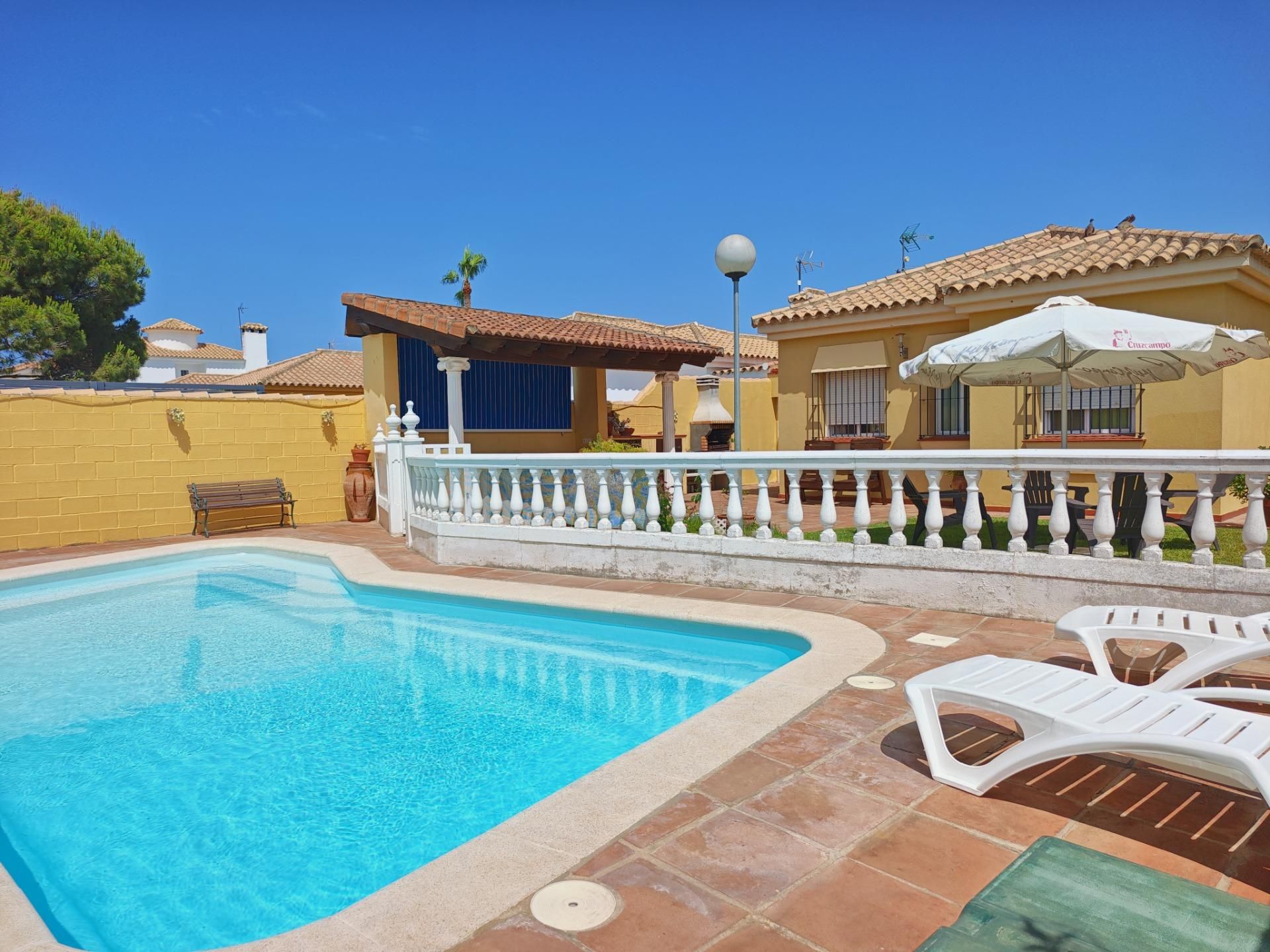 Piscina de Casa o xalet en venda en Chiclana de la Frontera amb Calefacció, Jardí privat i Traster