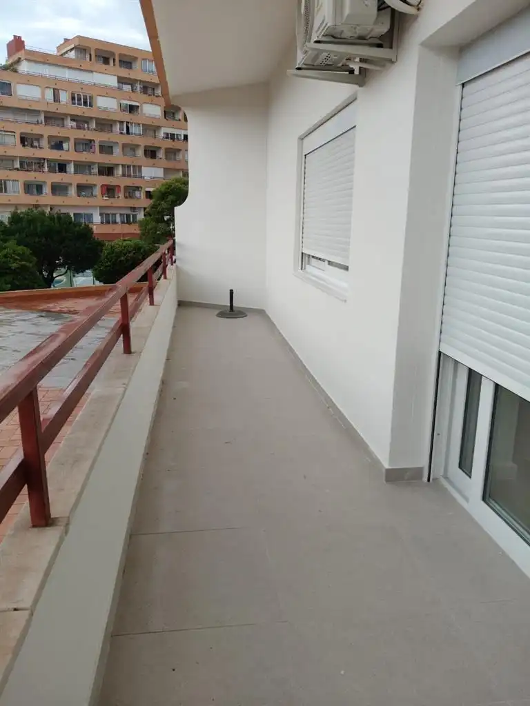 Terrasse von Erdgeschoss zum Verkauf in Roses mit Schwimmbad und Möbliert