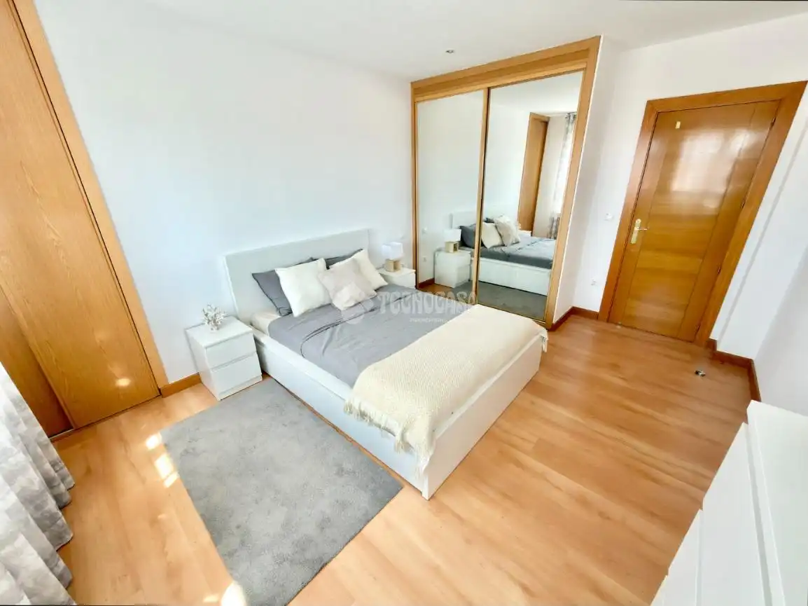 Habitación de Casa adosada en venta en Cabanillas del Campo con Calefacción, Parquet y Trastero