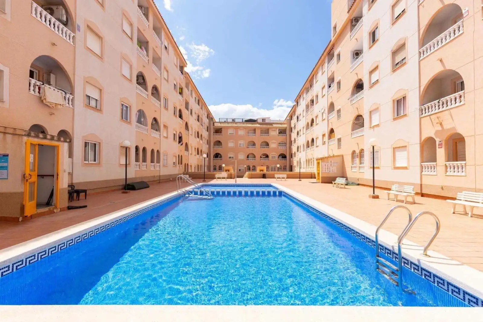 Schwimmbecken von Wohnung zum Verkauf in Torrevieja mit Klimaanlage, Terrasse und Schwimmbad