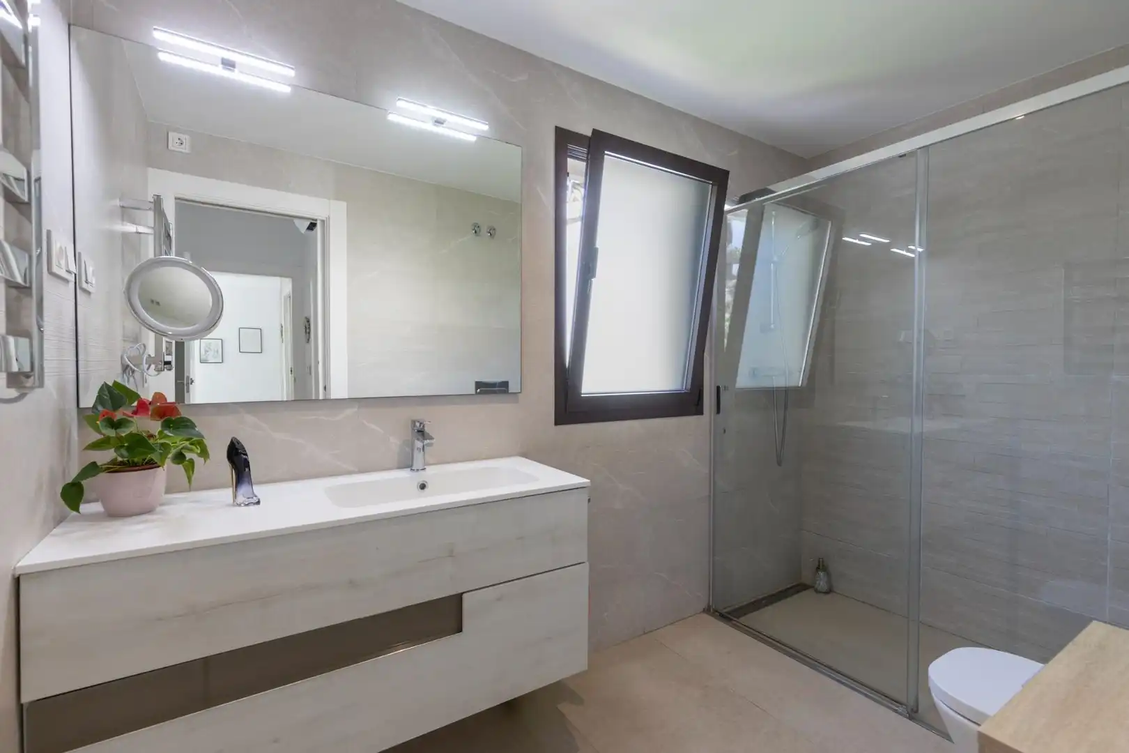 Bany de Casa o xalet en venda en Salobreña amb Aire condicionat, Jardí privat i Piscina