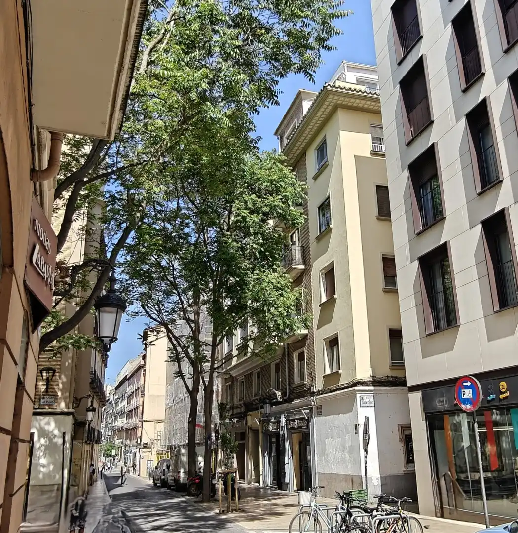 Außenansicht von Wohnung zum Verkauf in  Zaragoza Capital mit Heizung, Parkett und Terrasse
