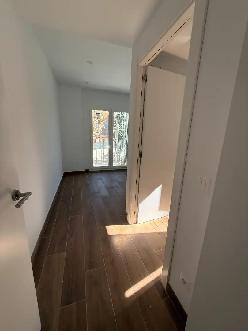 Bedroom of Flat for rent in Tiana  with Air Conditioner, Heating and Oven