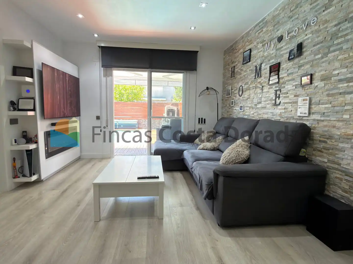 Sala d'estar de Casa adosada en venda en Cubelles amb Aire condicionat, Calefacció i Jardí privat