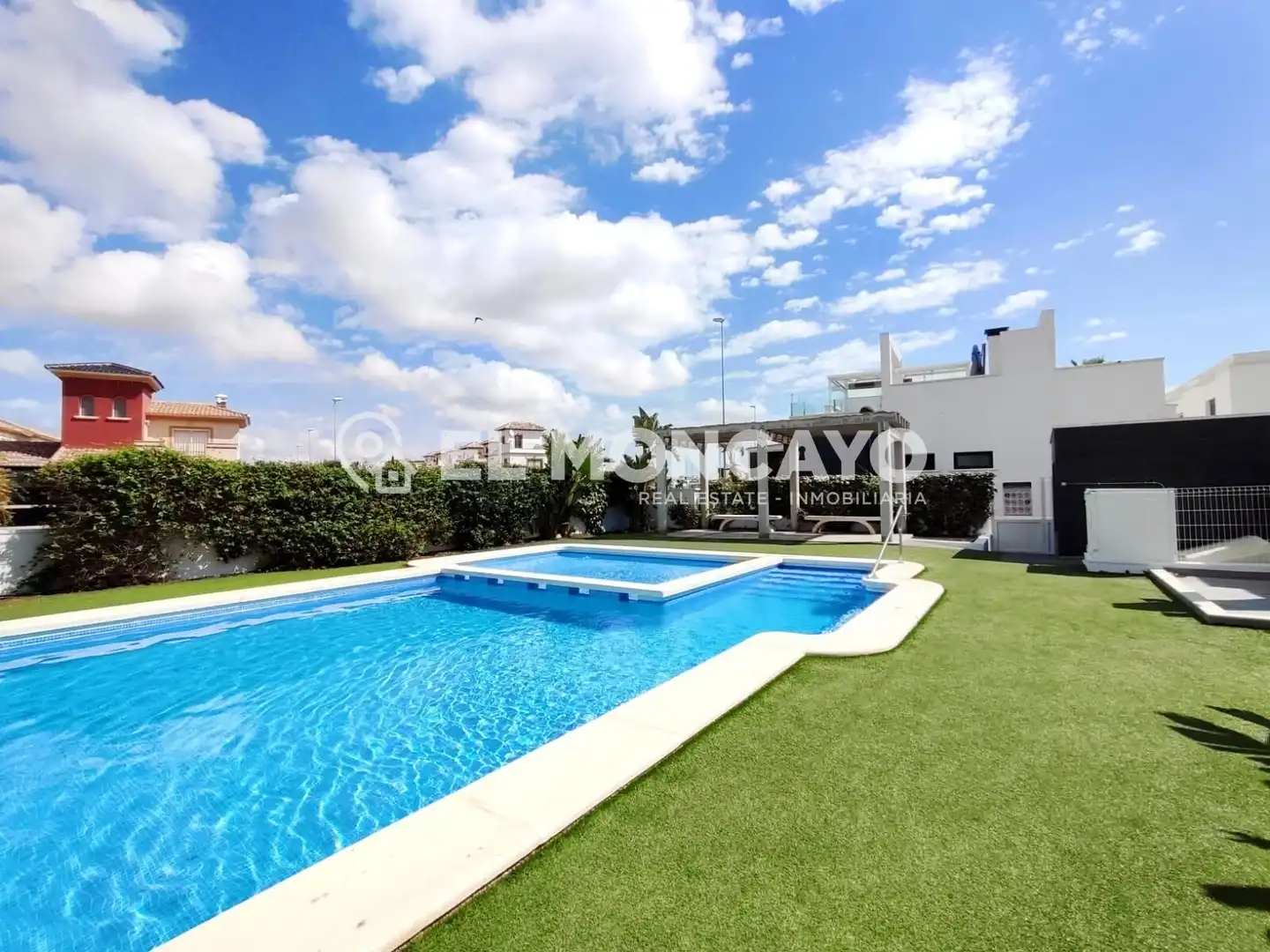 Piscina de Casa adosada en venda en Orihuela amb Aire condicionat, Calefacció i Jardí privat
