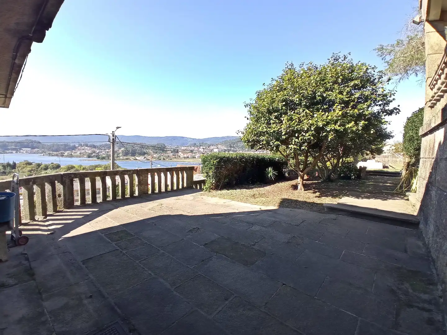 Terrassa de Casa o xalet en venda en Pontevedra Capital  amb Calefacció, Jardí privat i Parquet