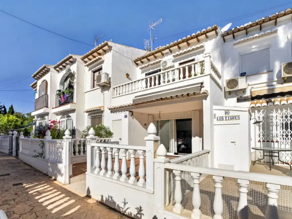 Vista exterior de Casa adosada en venda en Torrevieja amb Aire condicionat, Jardí privat i Moblat