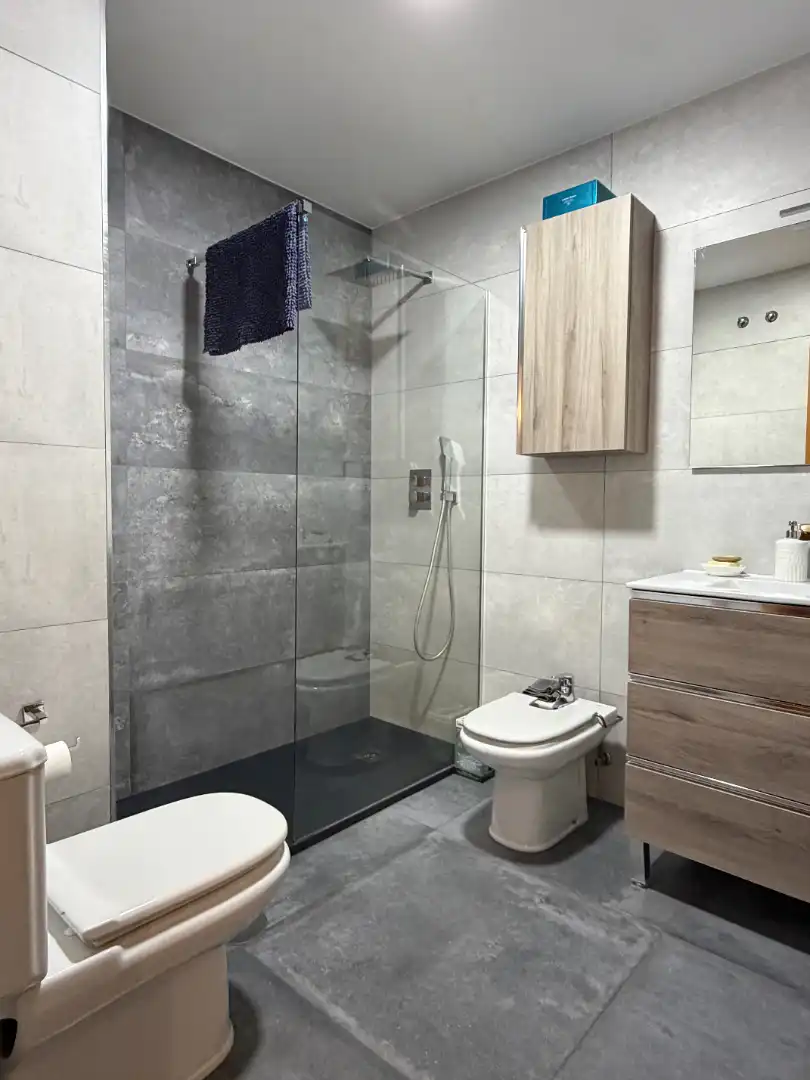 Badezimmer von Wohnung zum Verkauf in Plasencia mit Klimaanlage, Schwimmbad und Balkon