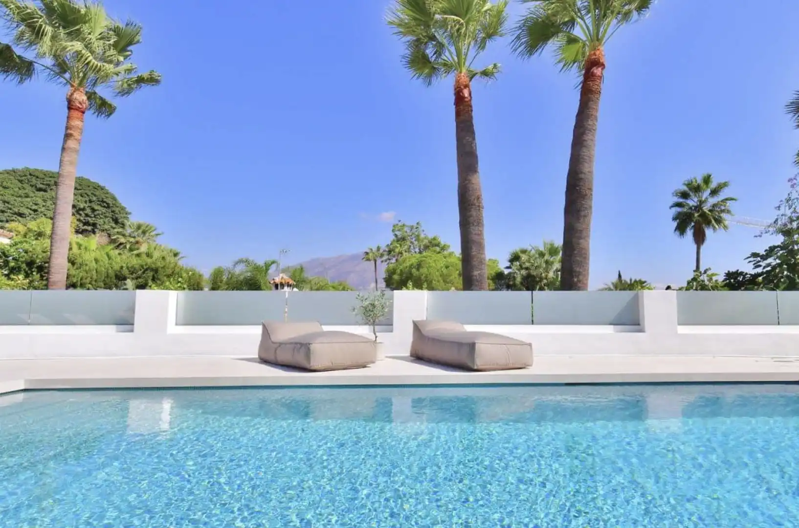 Vista exterior de Casa o xalet de lloguer en Marbella amb Aire condicionat, Jardí privat i Piscina