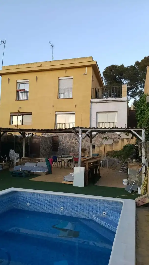 Terrasse von Einfamilien-Reihenhaus zum Verkauf in Sant Pere de Ribes mit Terrasse, Schwimmbad und Balkon