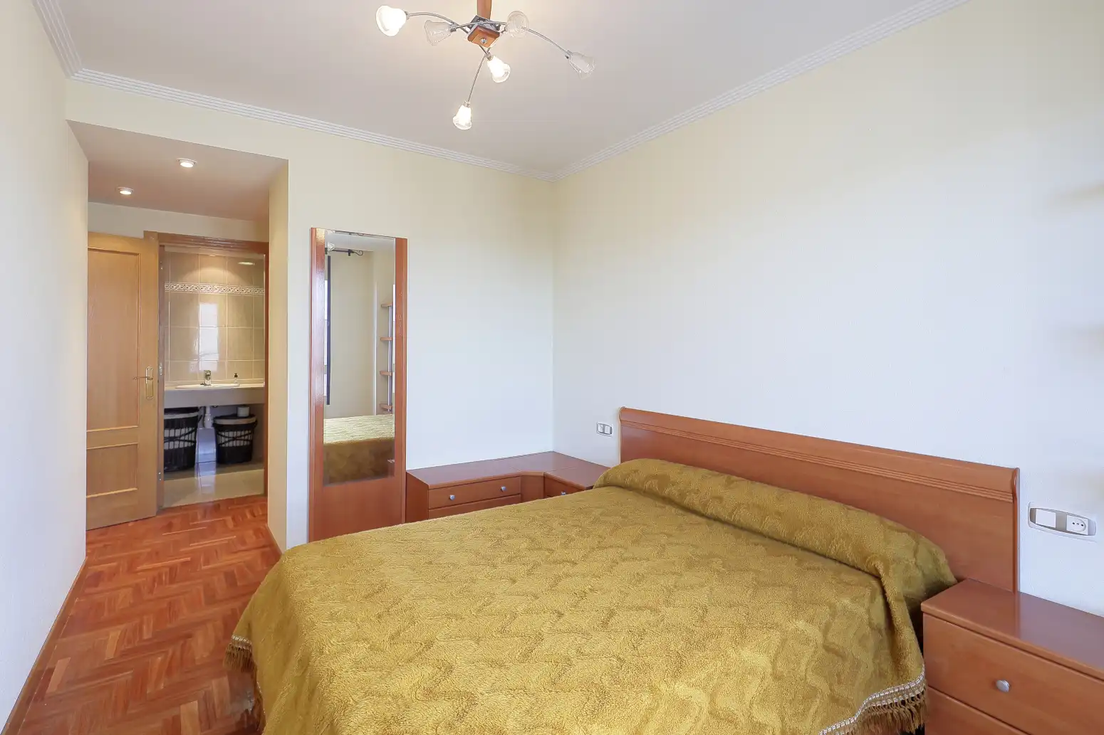Habitación de Piso en venta en Gijón  con Calefacción, Parquet y Trastero
