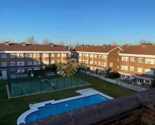 Piscina de Casa adosada en venda en Santa Marta de Tormes amb Aire condicionat, Terrassa i Balcó