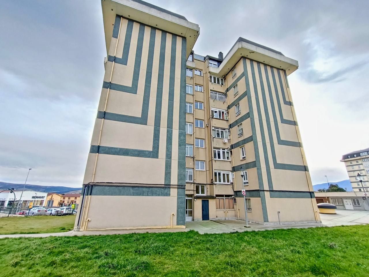 Vista exterior de Pis en venda en Reinosa amb Calefacció, Parquet i Traster