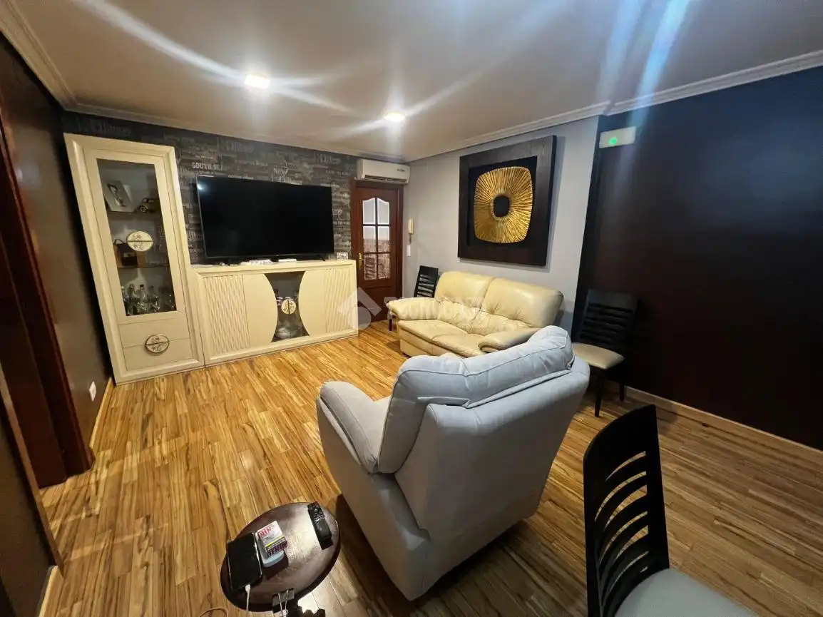Sala d'estar de Casa adosada en venda en Badajoz amb Aire condicionat i Terrassa