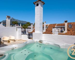 Vista exterior de Casa adosada en venda en Marbella amb Aire condicionat, Calefacció i Terrassa