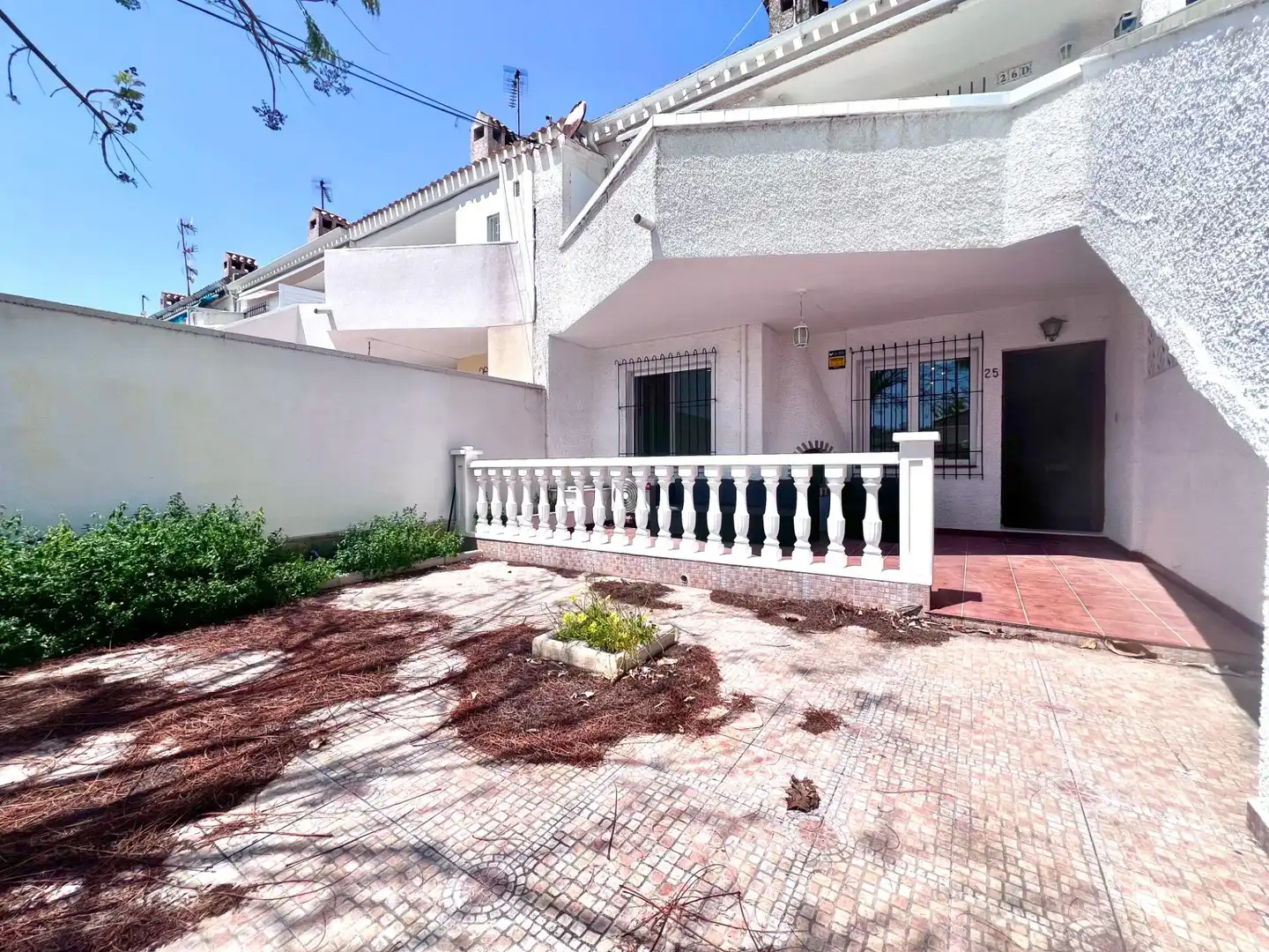 Vista exterior de Casa o xalet en venda en Orihuela amb Aire condicionat, Jardí privat i Moblat