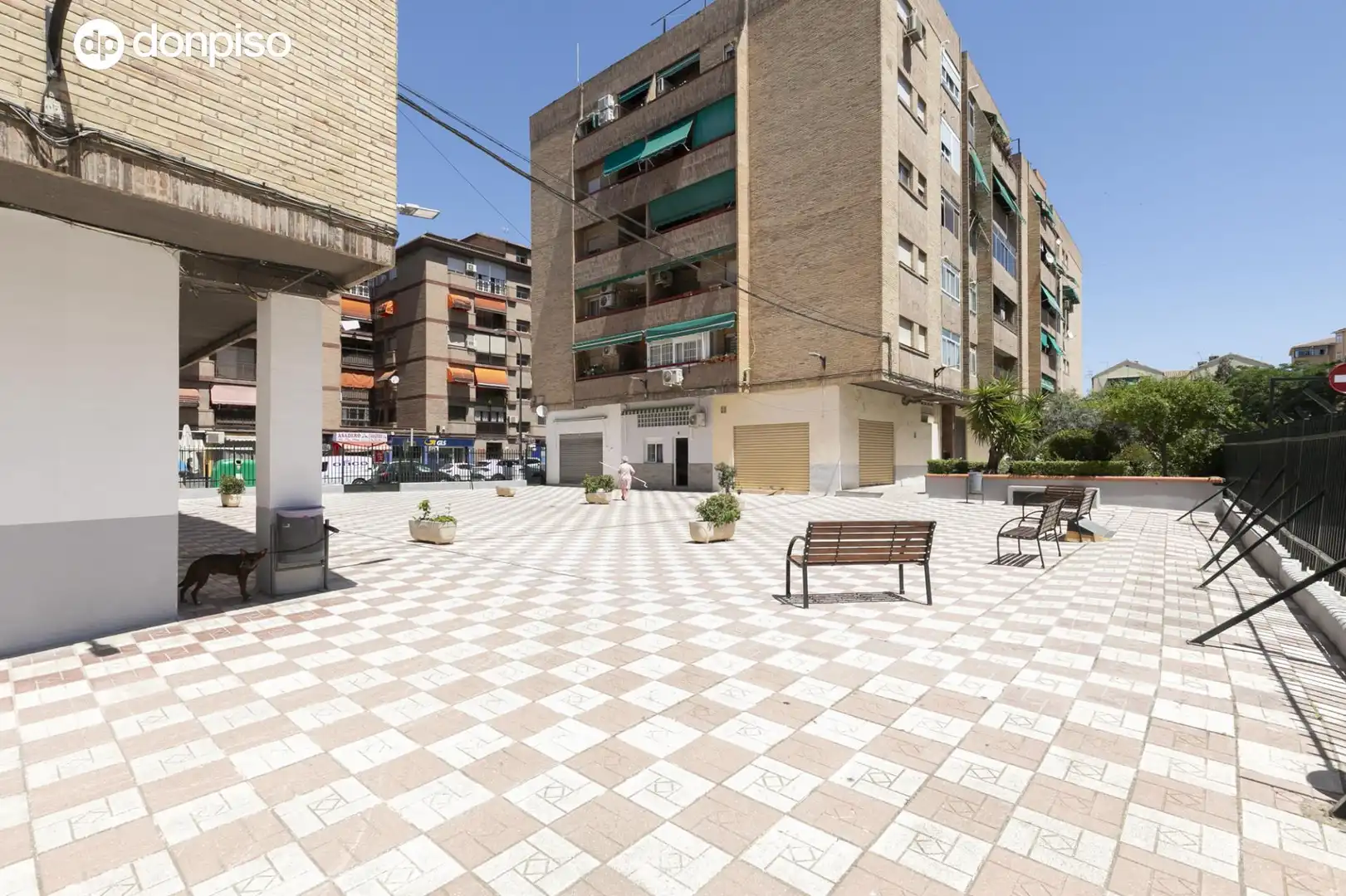Vista exterior de Estudio en venta en Granada con Parquet y Amueblado