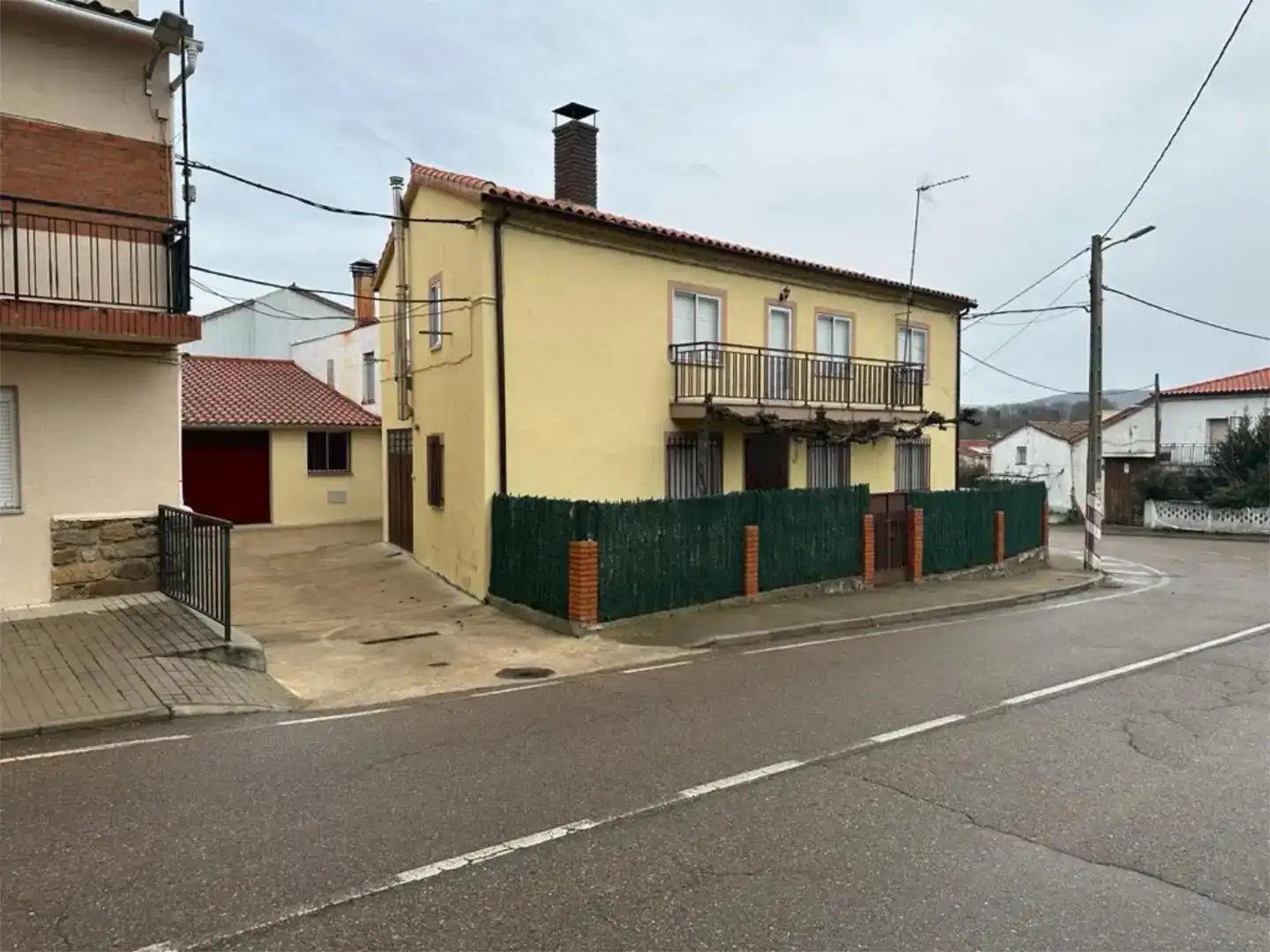 Vista exterior de Casa o xalet en venda en El Cabaco  amb Balcó