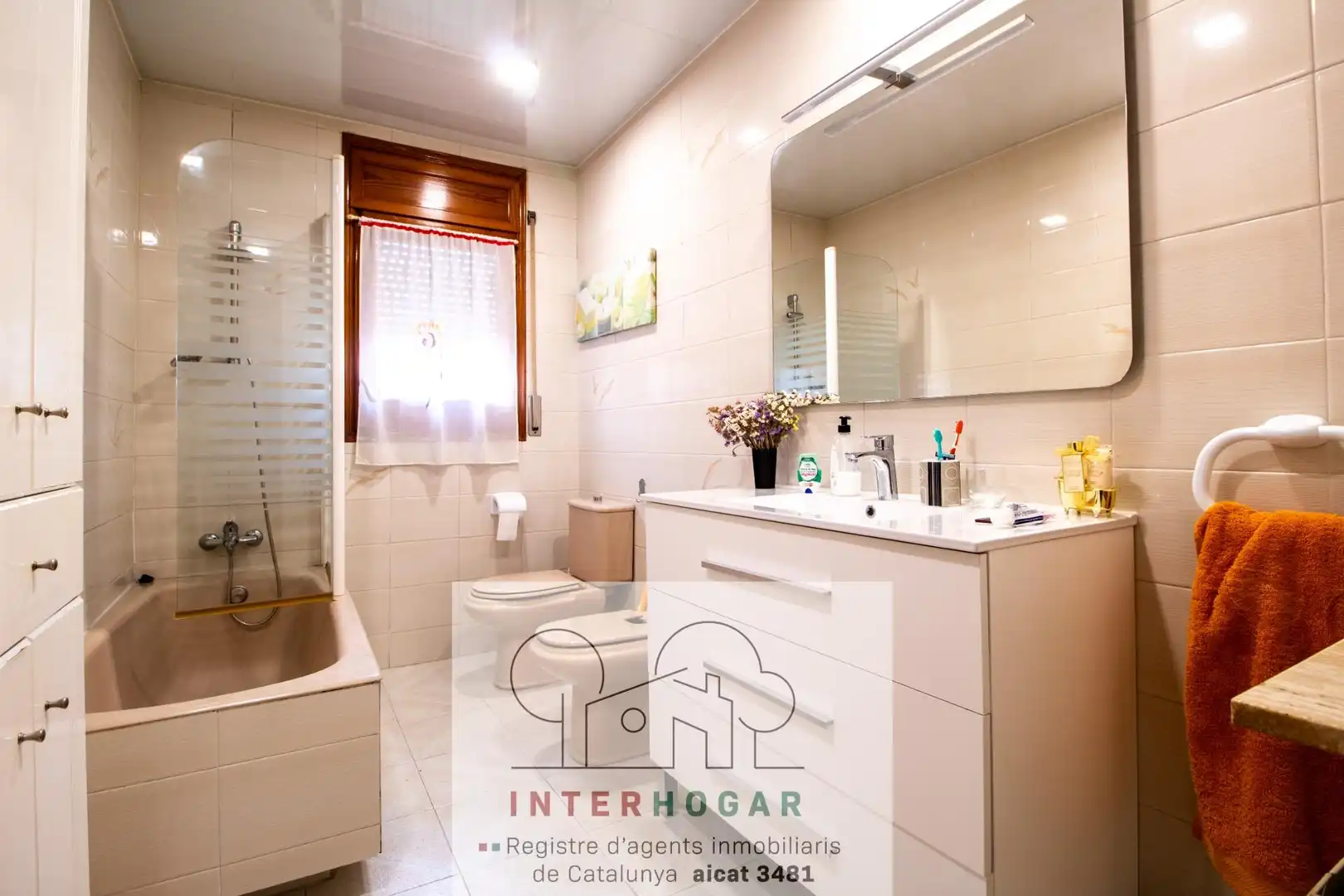 Bathroom of Houses for sale in Cerdanyola del Vallès