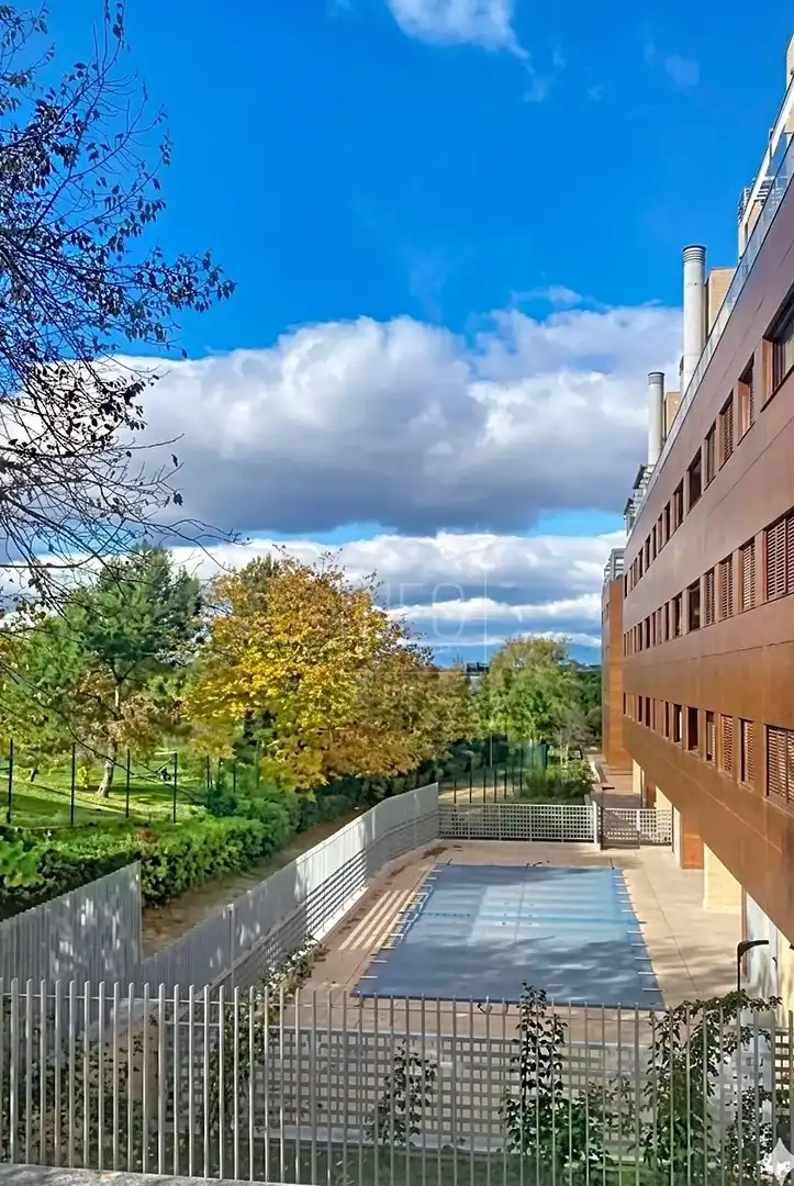 Vista exterior de Piso en venta en  Madrid Capital con Aire acondicionado, Jardín privado y Terraza