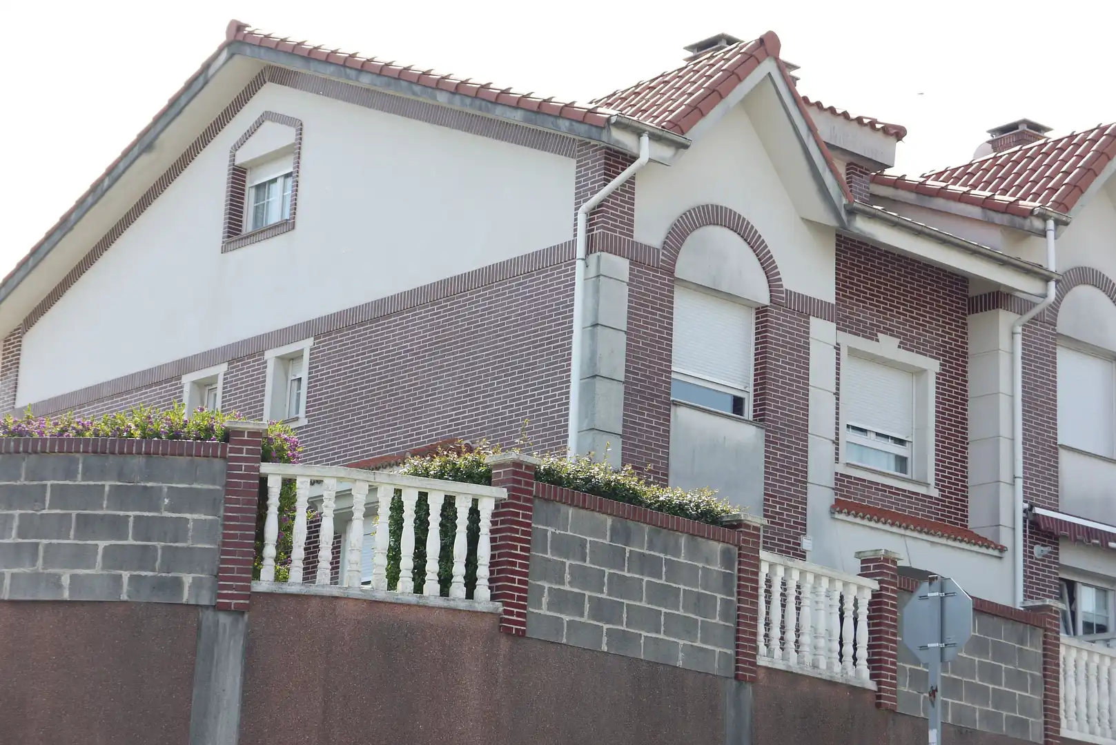 Außenansicht von Einfamilien-Reihenhaus zum Verkauf in Castro-Urdiales mit Heizung, Terrasse und Abstellraum
