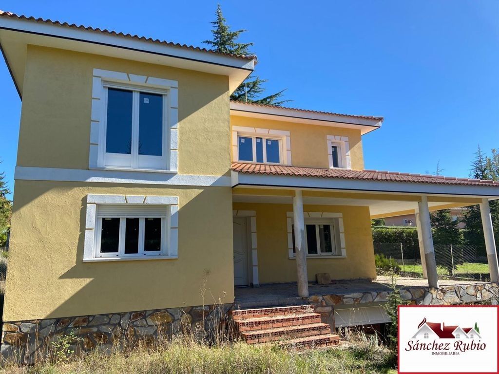 Vista exterior de Casa o xalet en venda en Las Navas del Marqués  amb Jardí privat i Traster