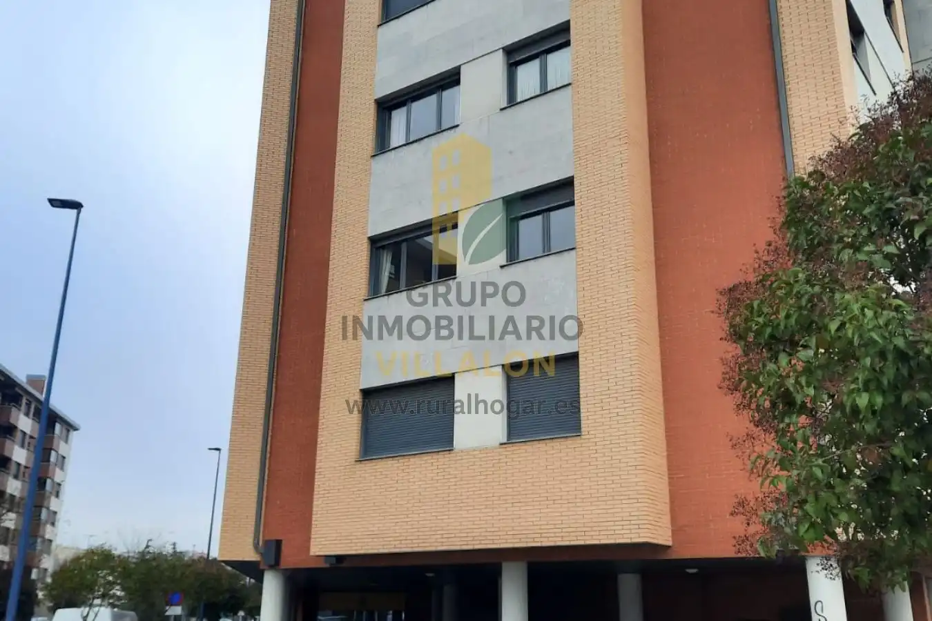 Vista exterior de Piso en venta en León Capital  con Calefacción y Terraza
