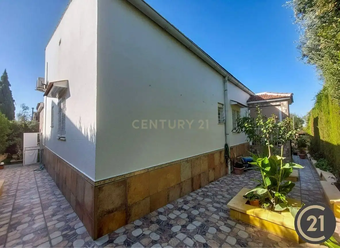 Vista exterior de Casa o xalet en venda en Espartinas amb Aire condicionat, Jardí privat i Traster
