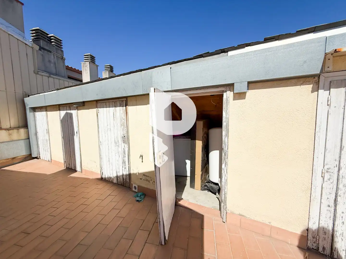 Außenansicht von Wohnung zum Verkauf in Sant Vicenç Dels Horts mit Heizung, Abstellraum und Fernseher