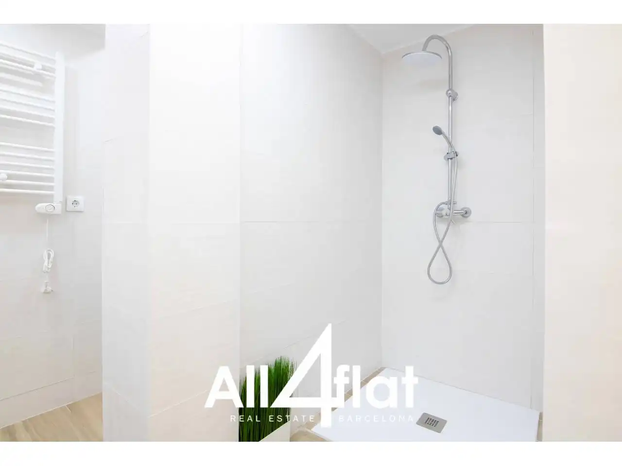 Badezimmer von Wohnung zur Miete in Barcelona mit Klimaanlage, Parkett und Möbliert