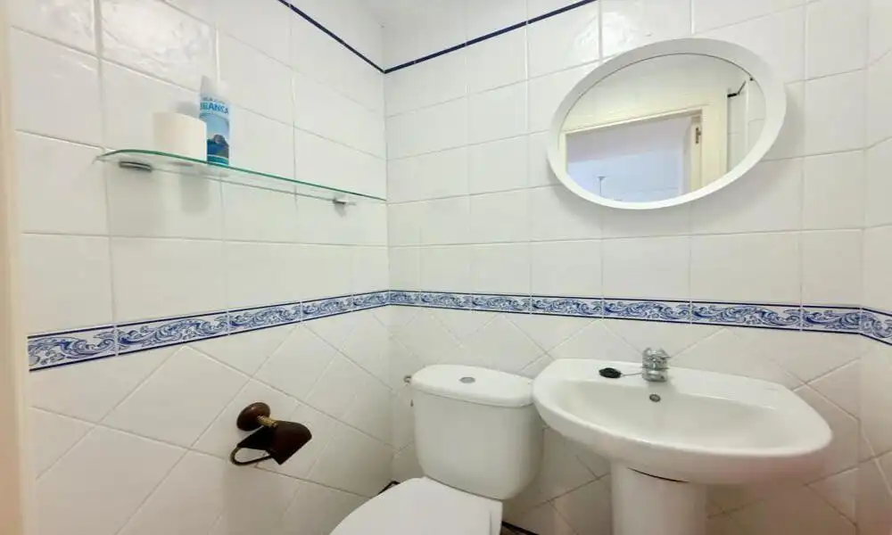 Baño de Dúplex de alquiler en Marbella con Aire acondicionado, Calefacción y Terraza