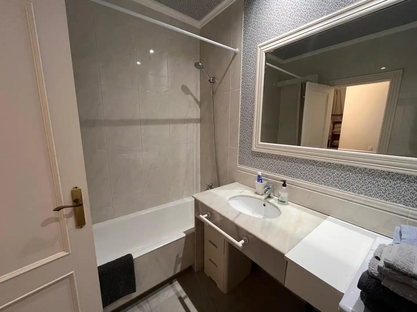 Badezimmer von Wohnung zur Miete in Santander mit Heizung, Privatgarten und Parkett