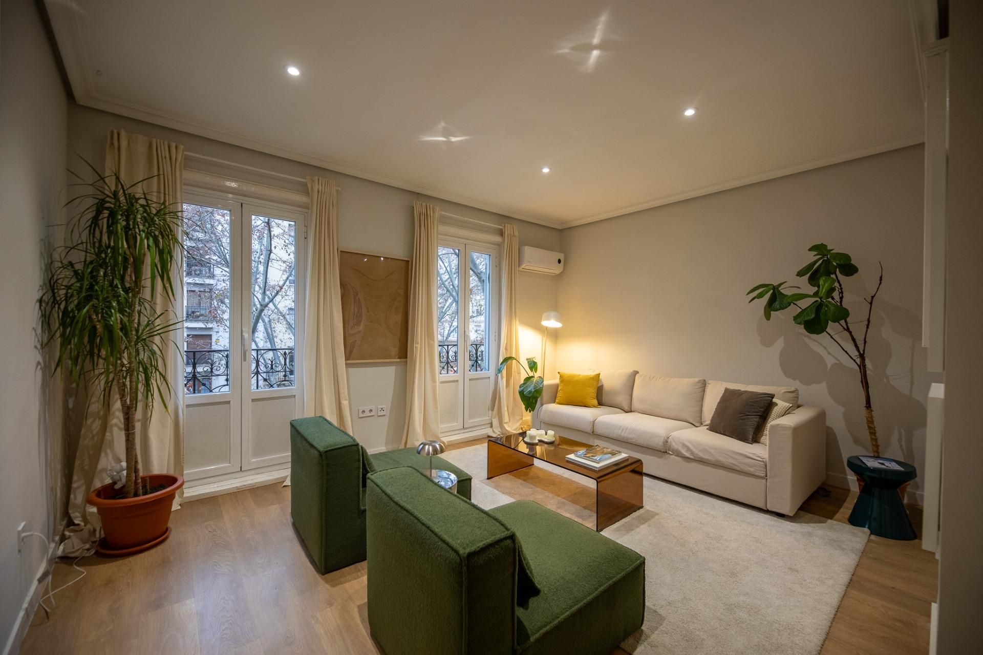 Living room of Flat to rent in  Madrid Capital  with Air Conditioner, Heating and Balcony