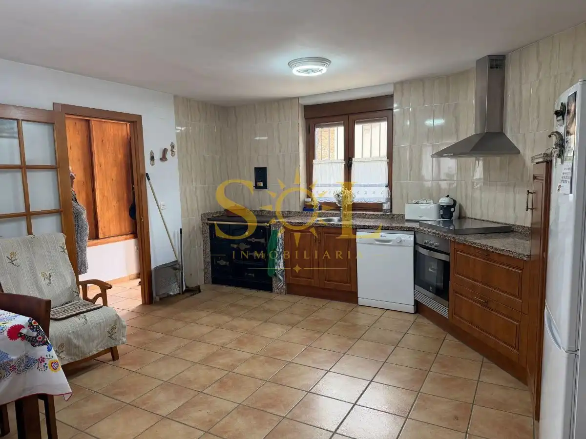 Cuina de Casa o xalet en venda en Los Barrios de Luna  amb Calefacció i Moblat