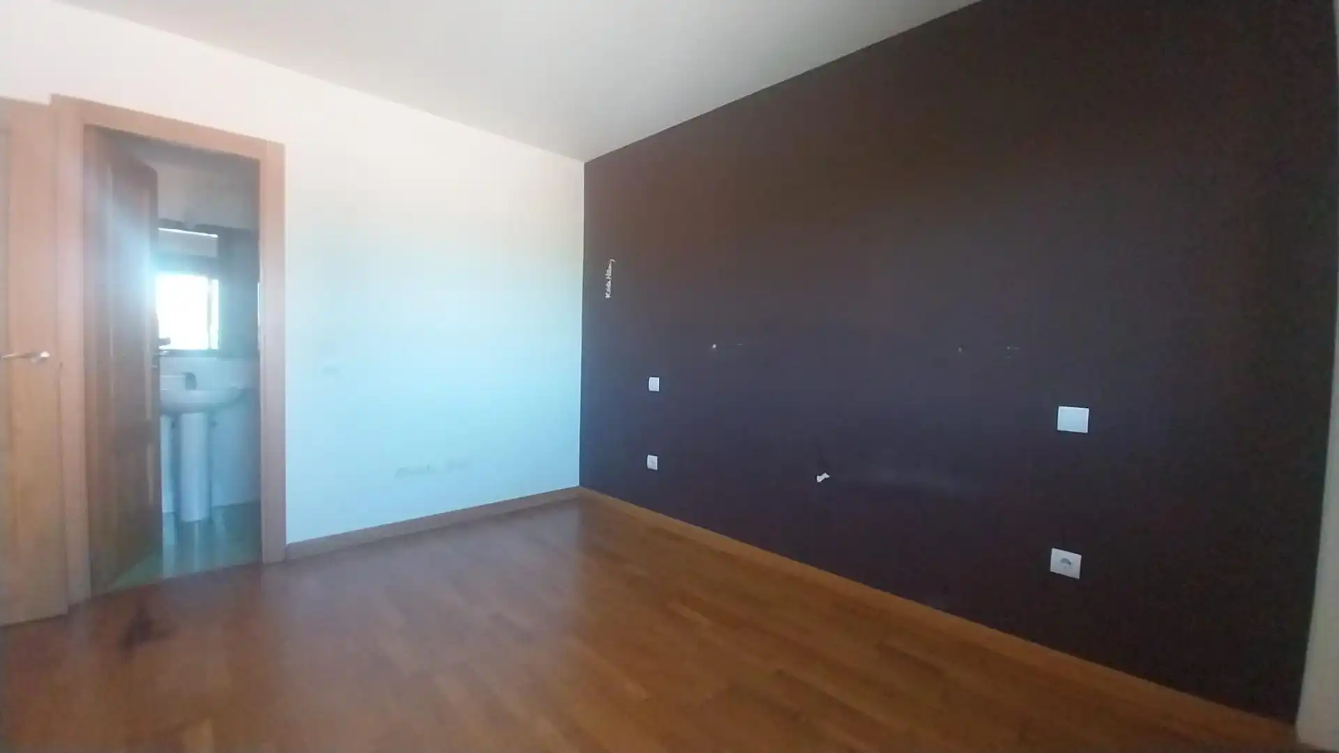 Habitación de Casa adosada en venta en Tudela de Duero con Calefacción y Jardín privado