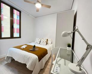 Bedroom of Flat to share in  Valencia Capital  with Washing machine