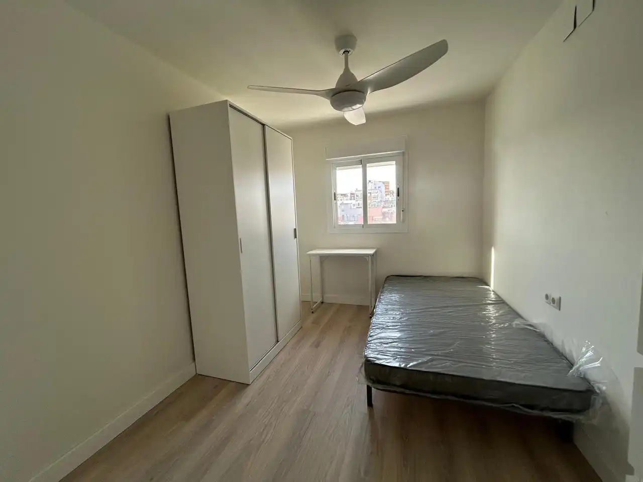 Bedroom of Flat for share in San Juan de Aznalfarache  with Furnished