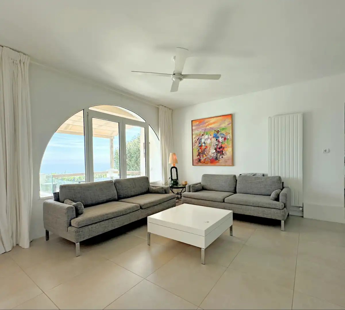 Sala d'estar de Casa o xalet en venda en Estepona amb Aire condicionat, Jardí privat i Terrassa