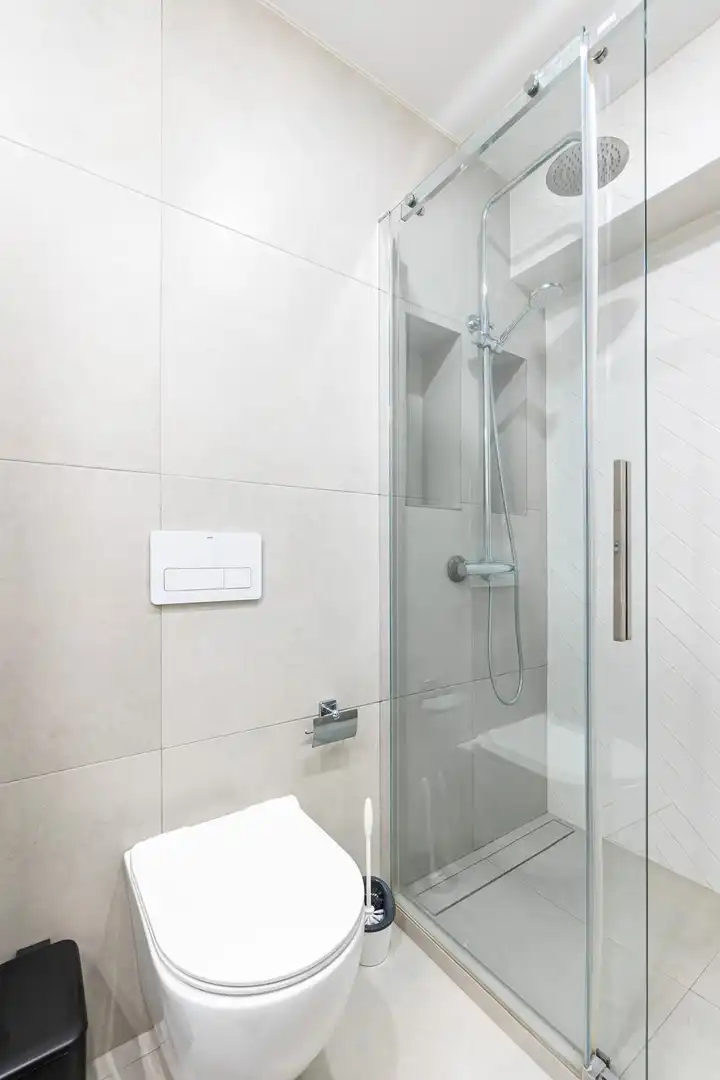 Baño de Apartamento de alquiler en Torrevieja con Aire acondicionado, Calefacción y Terraza