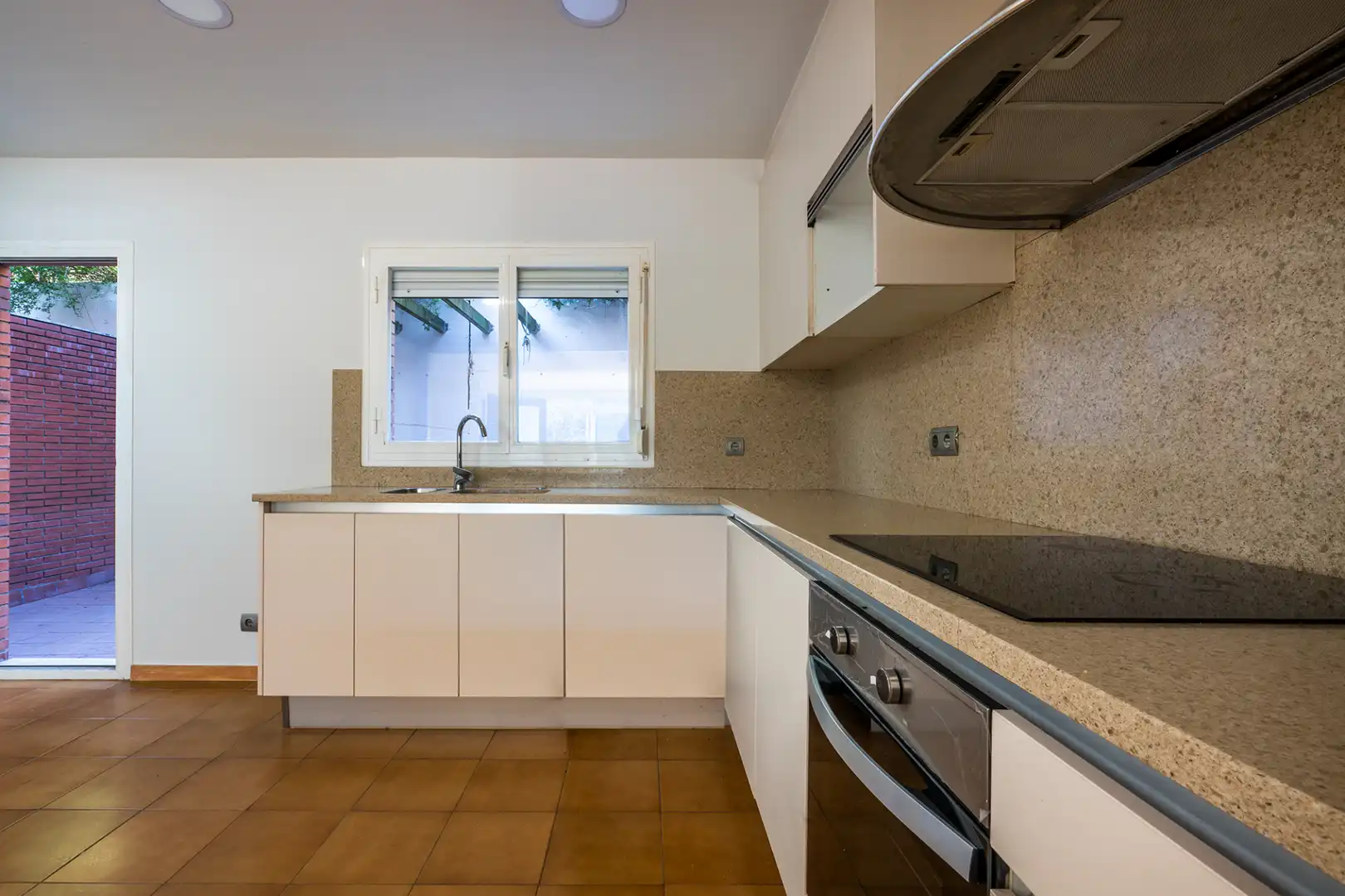Cocina de Casa adosada de alquiler en Barcelona con Aire acondicionado, Calefacción y Jardín privado