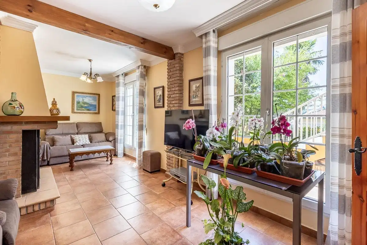 Sala d'estar de Finca rústica en venda en Alfacar amb Piscina