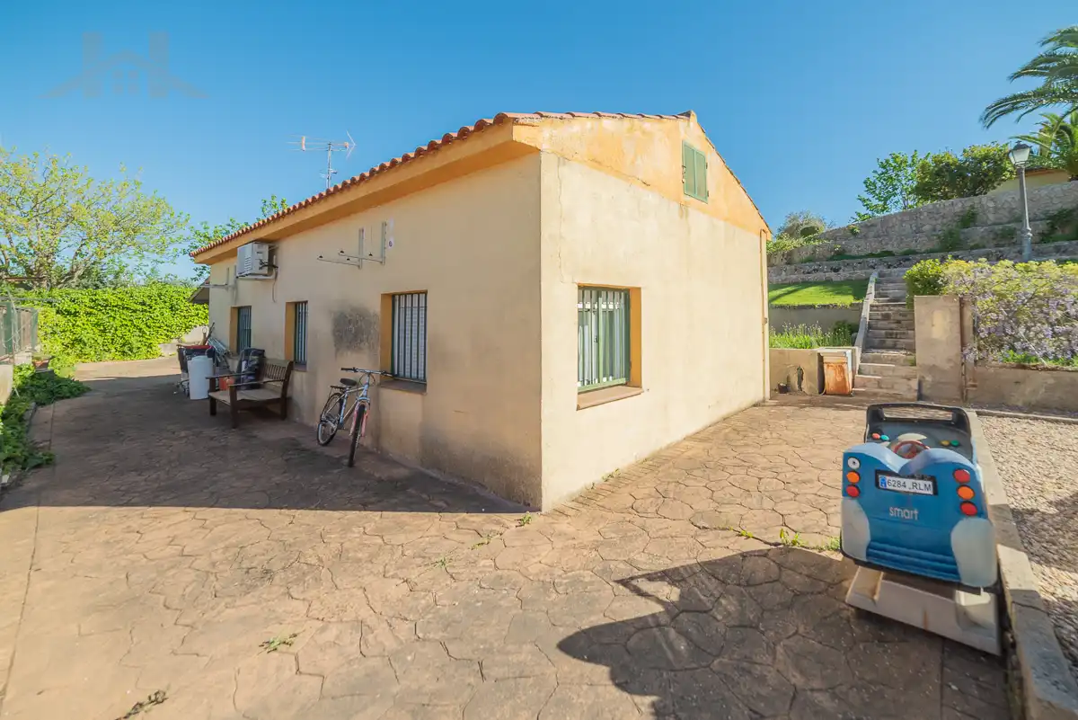 Vista exterior de Casa o xalet en venda en Sevilla la Nueva amb Calefacció, Jardí privat i Piscina