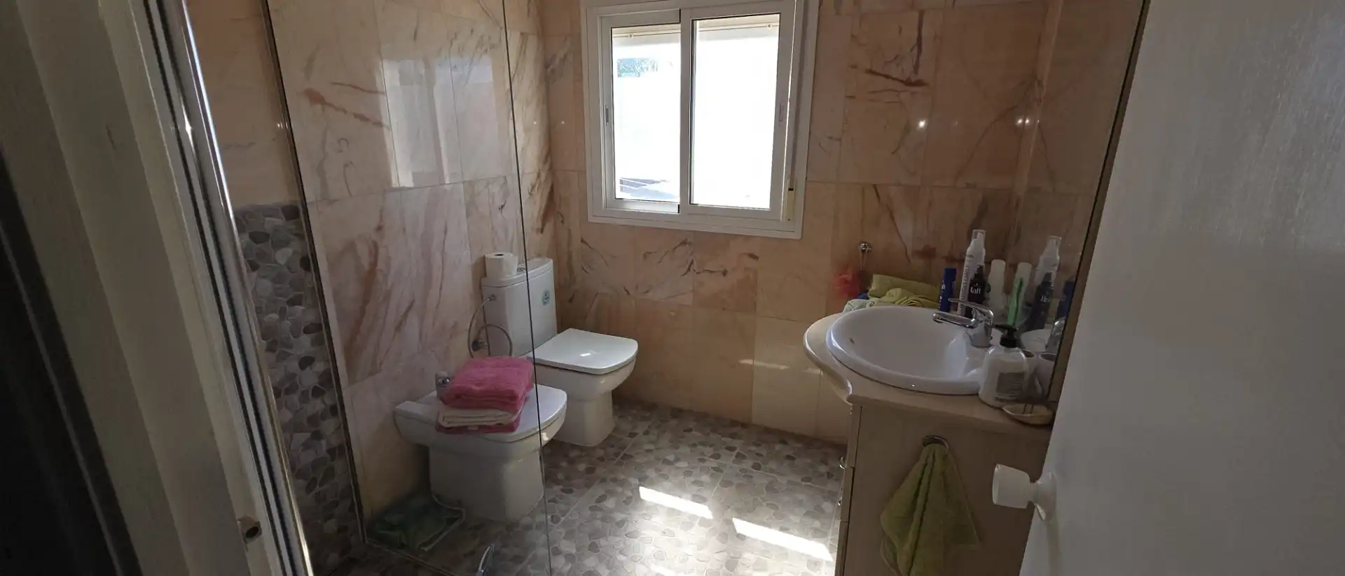Badezimmer von Einfamilien-Reihenhaus zum Verkauf in Alhaurín de la Torre mit Klimaanlage, Privatgarten und Terrasse