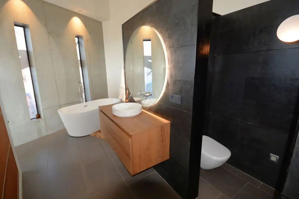Bany de Casa o xalet en venda en Donostia - San Sebastián  amb Aire condicionat, Calefacció i Jardí privat