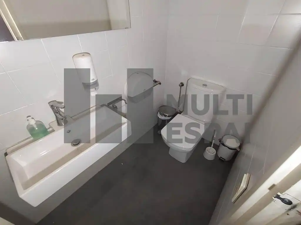 Baño de Oficina de alquiler en Barcelona con Aire acondicionado